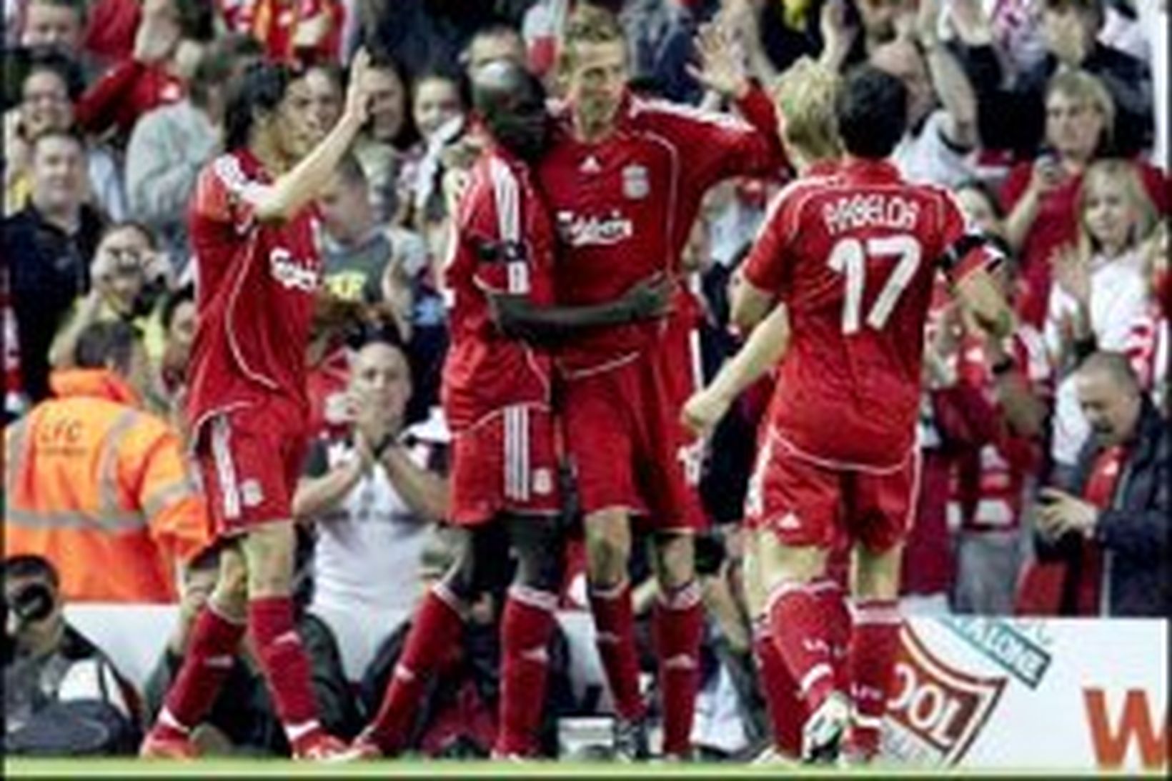 Leikmenn Liverpool fagna marki Peter Crouch á Anfield í kvöld.