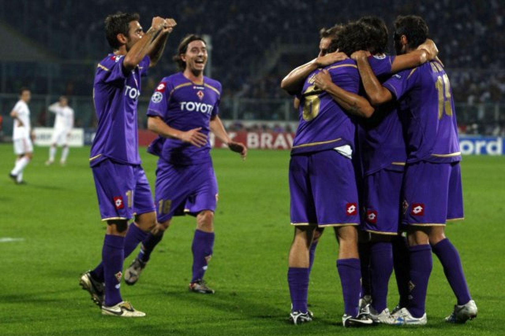 Leikmenn Fiorentina fagna öðru markinu sínu gegn Liverpool í kvöld.