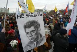 Frá göngunni í Moskvu í dag. Stuðningsmenn sjást hér halda á teikningu af Boris Nemtsov.