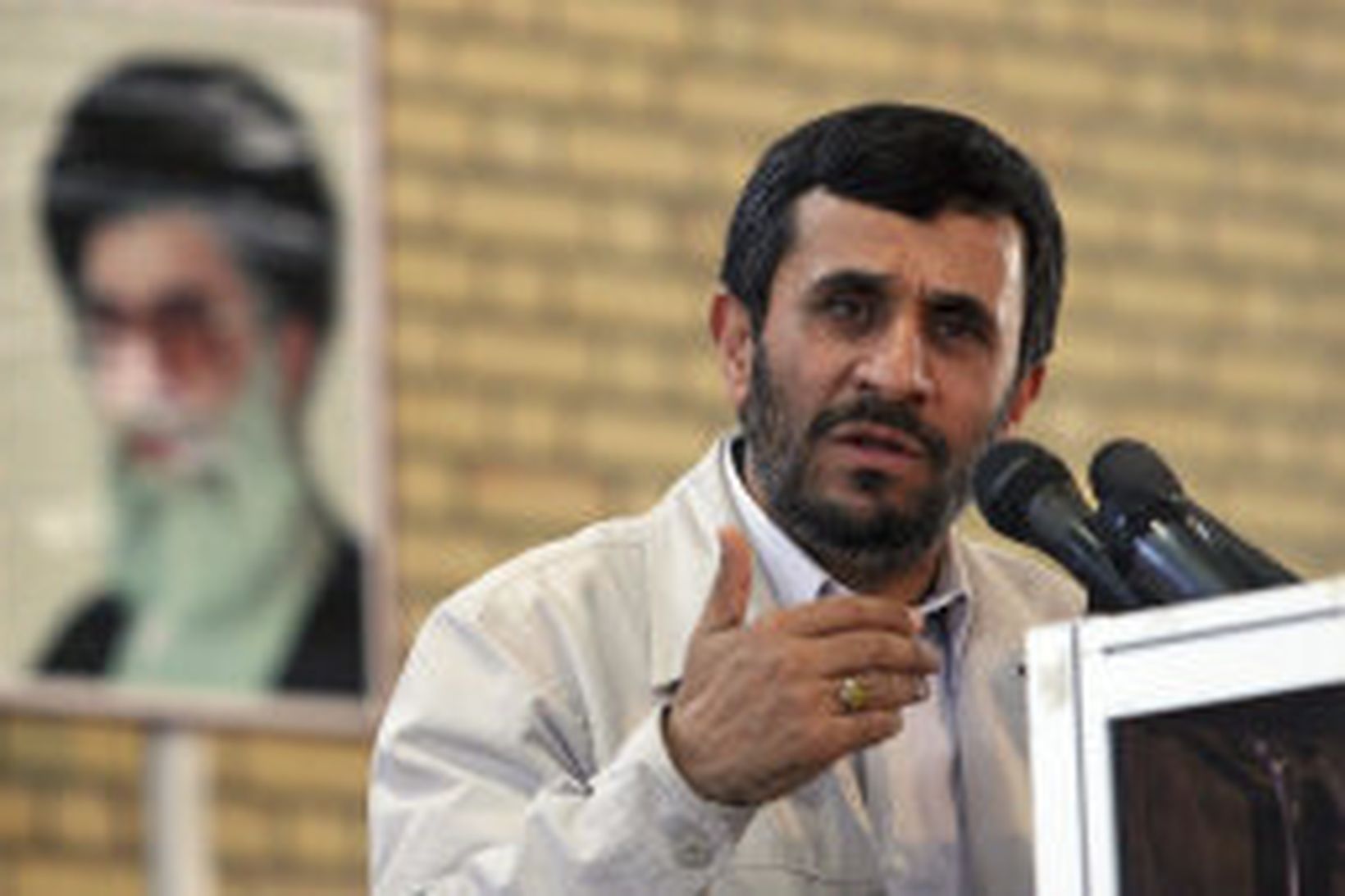 Mahmoud Ahmadinejad Íransforseti lýsti því yfir að Bandaríkjadalurinn væri verðlaus.