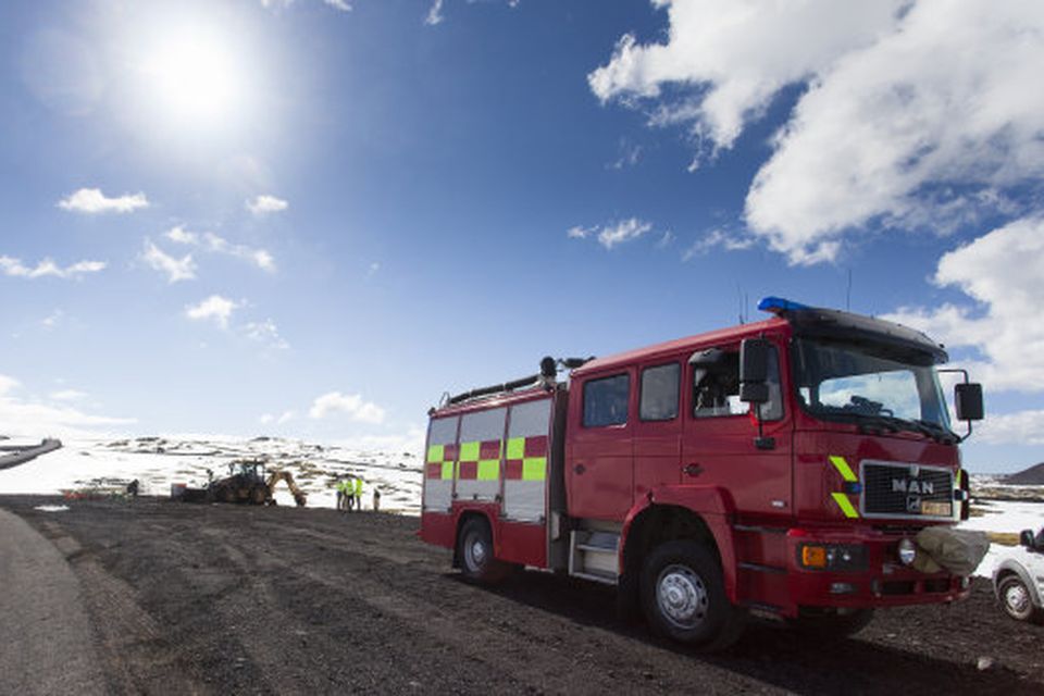 Tankur, sem flytja átti olíuna í með þyrlu, losnaði úr krók, féll til jarðar og …