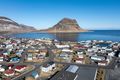 Þéttbýli Grundarfjarðarbær og Kirkjufell. Sölulóðin í miðbænum er til vinstri, við Grundargötu sem liggur þvert í gegnum byggðarlagið.