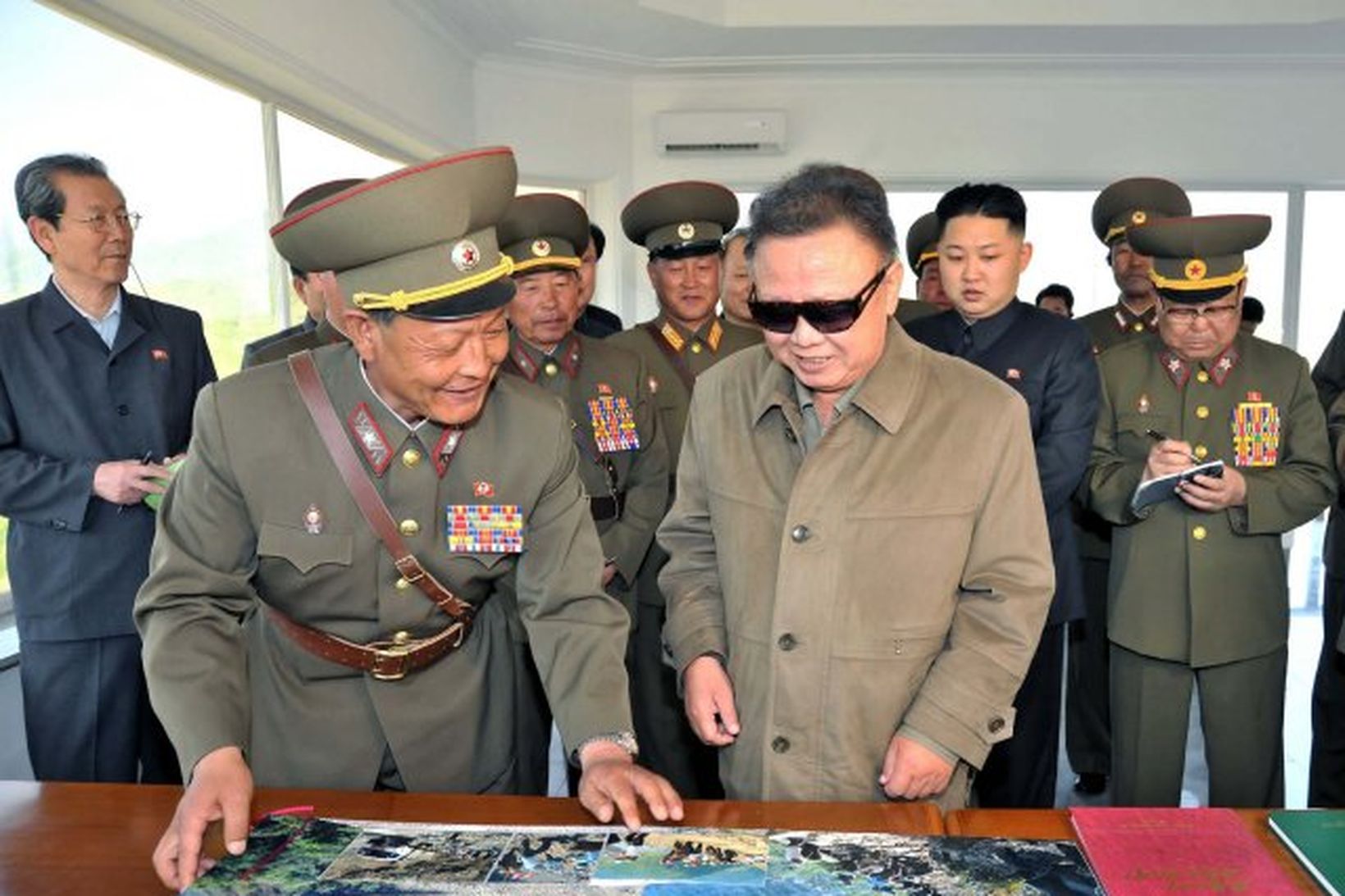 Kim Jong-il leiðtogi Norður Kóreu ásamt yfirmönnum hersins.