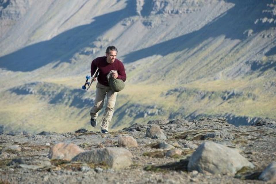 Íslensk fjöll í baksýn og Ben Stiller á hlaupum með hjólabretti.