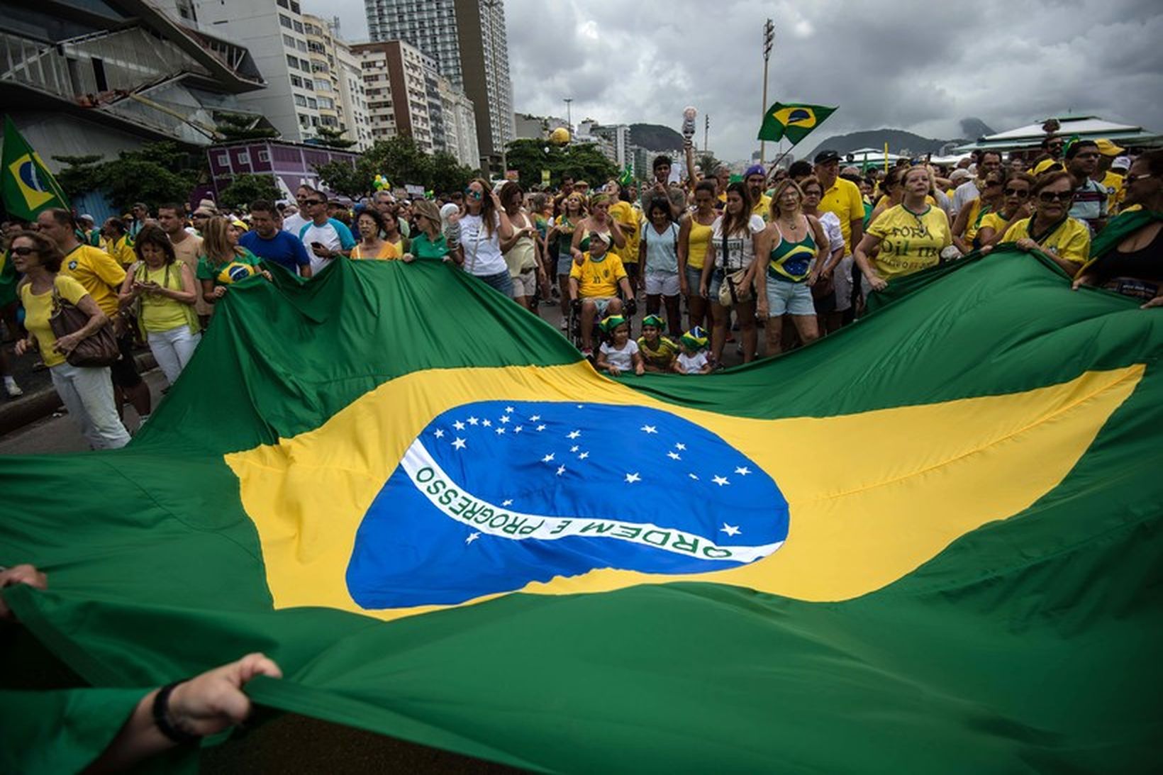 Fjöldi manns mótmælir ríkisstjórn Dilmu Rousseff á Copacabana-ströndinni í Rio …