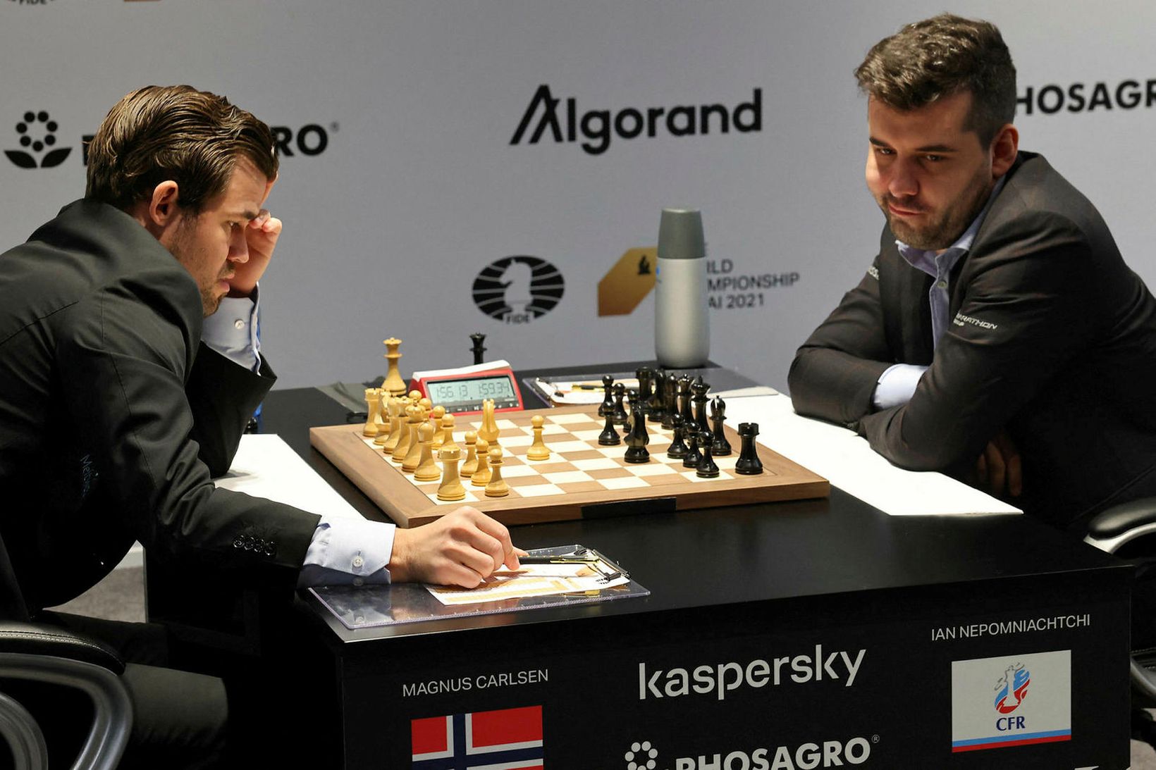 Magnus Carlsen og Ian Nepomniachtchi að tafli í Dubai í …