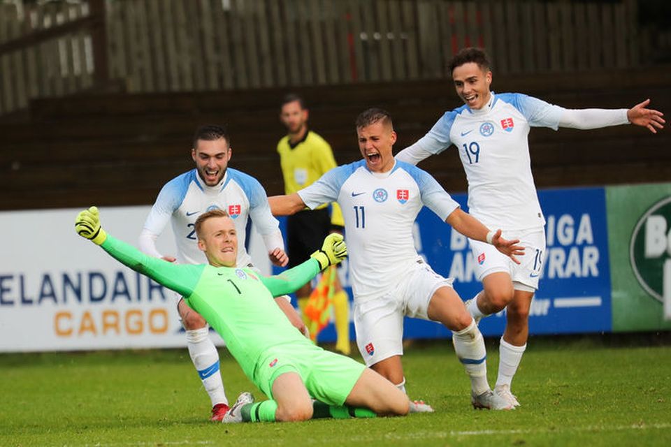 Marek Rodák, markvörður enska B-deildarliðsins Rotherham, fagnar ótrúlegu sigurmarki sínu fyrir Slóvaka á KR-vellinum í …