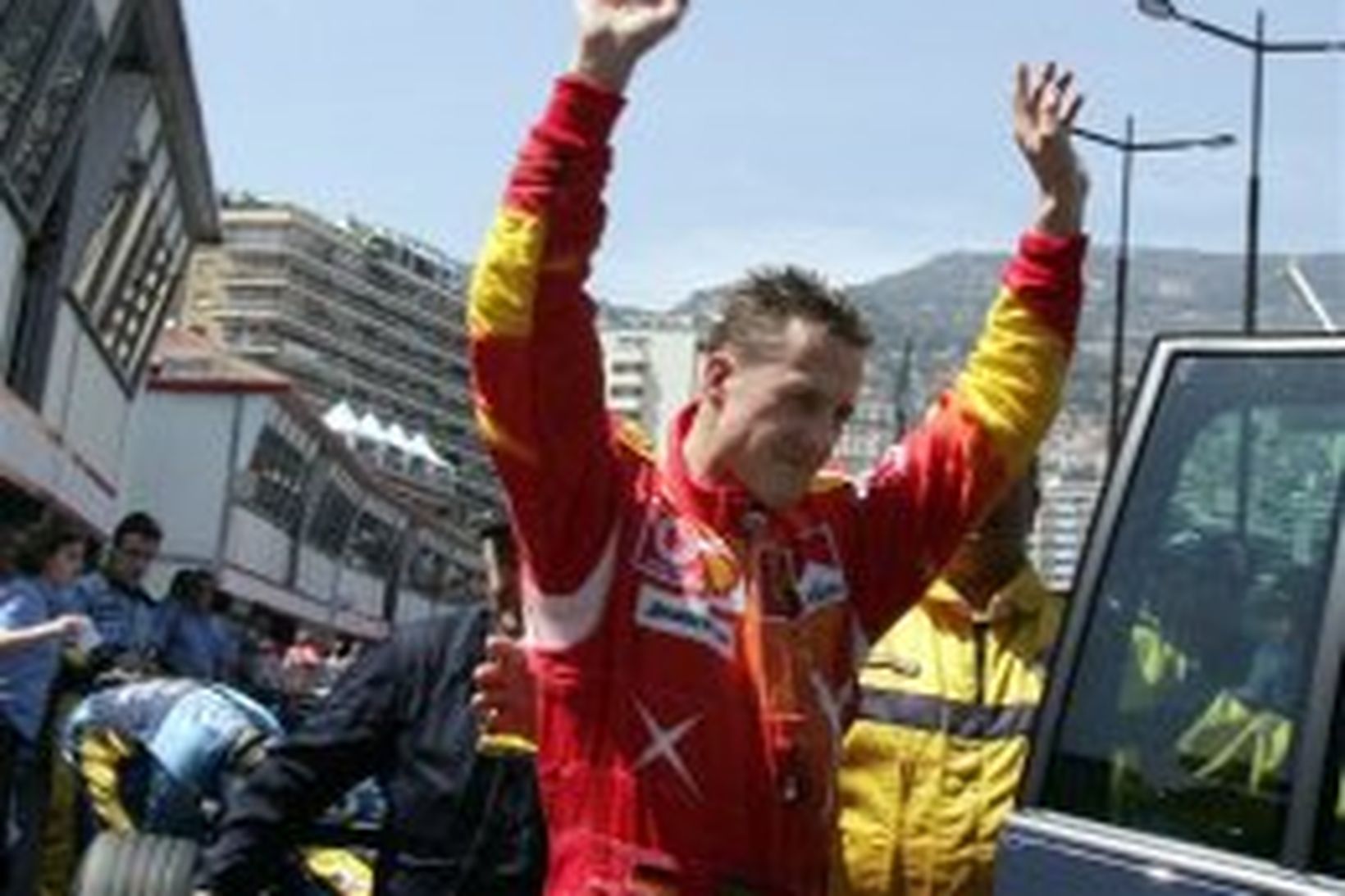 Schumacher fagnar eftir að hafa sett besta tímann í tímatökunum …