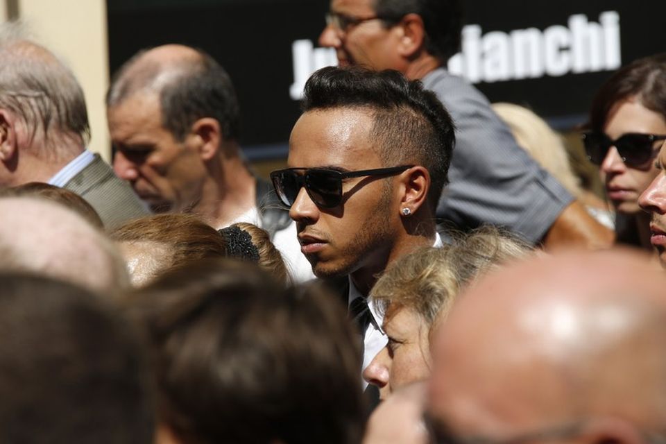 Lewis Hamilton vottar Bianchi hinstu virðingu sína við kirkjuna í Nice í morgun.