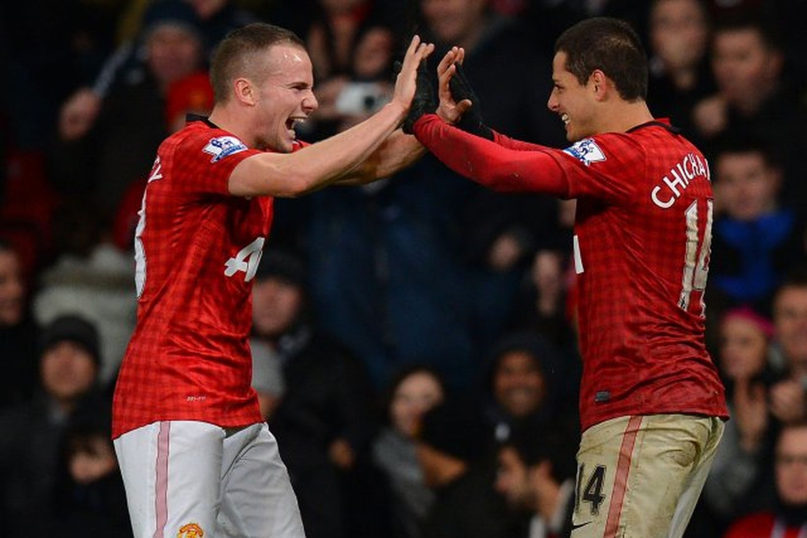 Tom Cleverley og Javier Hernandez fagna sigurmarkið þess síðarnefnda gegn …