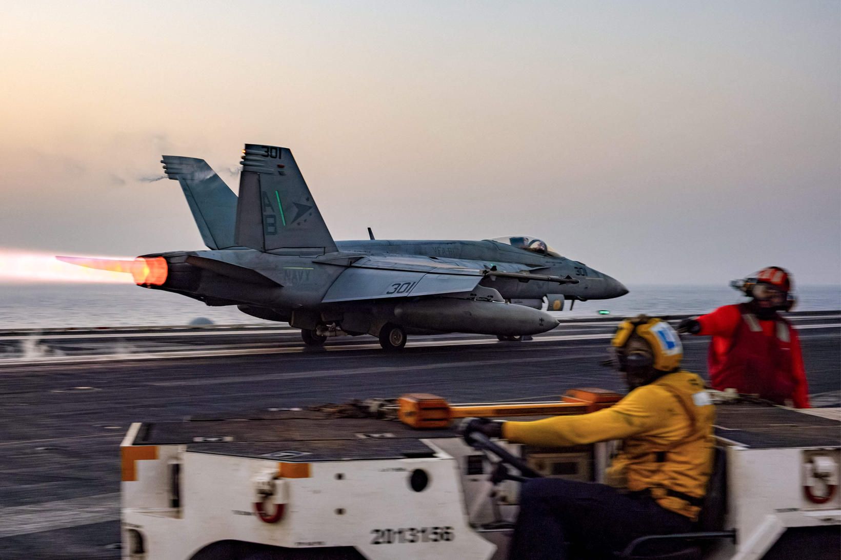 Herþota af gerðinni F/A-18 Super Hornet féll fyrir borð á …