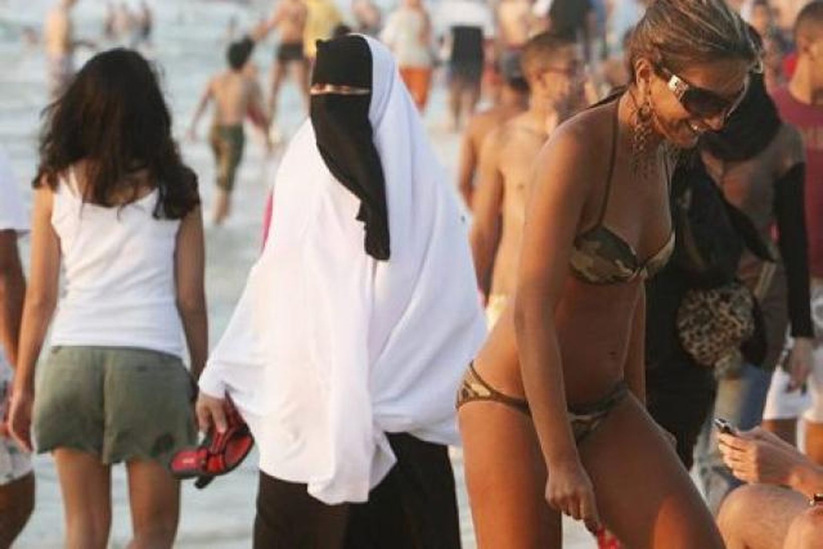 Egypsk kona í niqab á baðströnd í Alexandríu.