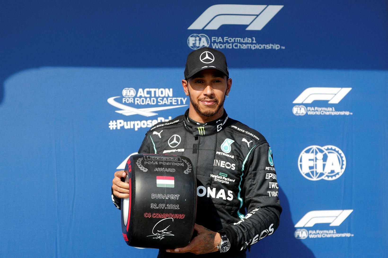 Lewis Hamilton með sigurlaunin fyrir fyrsta sæti tímatökunnar í Búdapest.