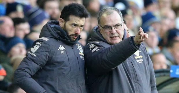 Carlos Corberan, til vinstri, ásamt Marcelo Bielsa á hliðarlínunni hjá Leeds.