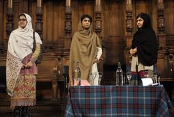 Malala Yousafzai (t.h.), Kainat Riaz (t.v.) og Shazia Ramzan í Edinborgarháskóla í dag.