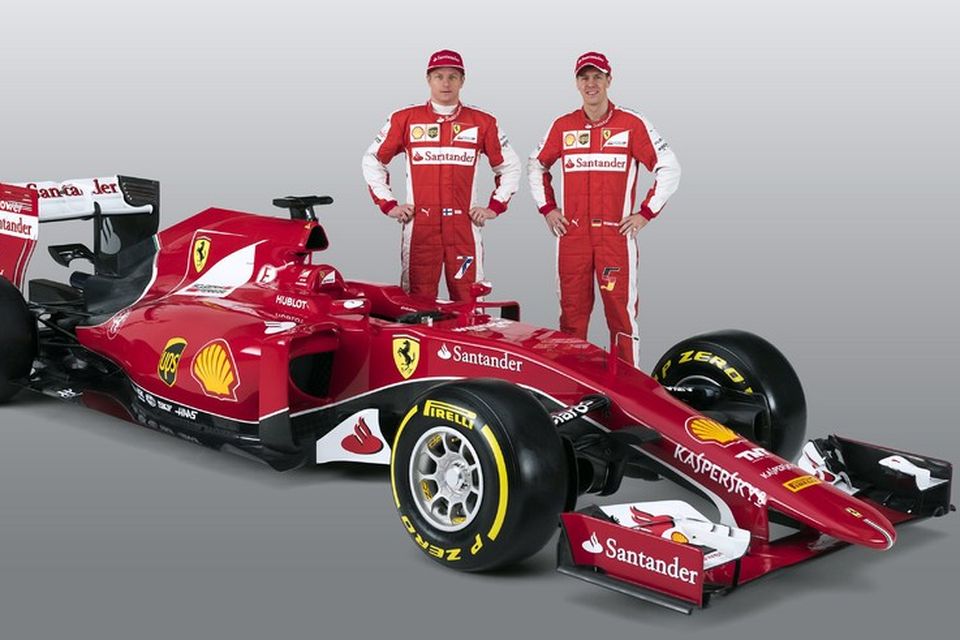 Kimi Räikkönen og Sebastian Vettel við 2015-bíl Ferrari við frumsýningu hans á netinu í dag.