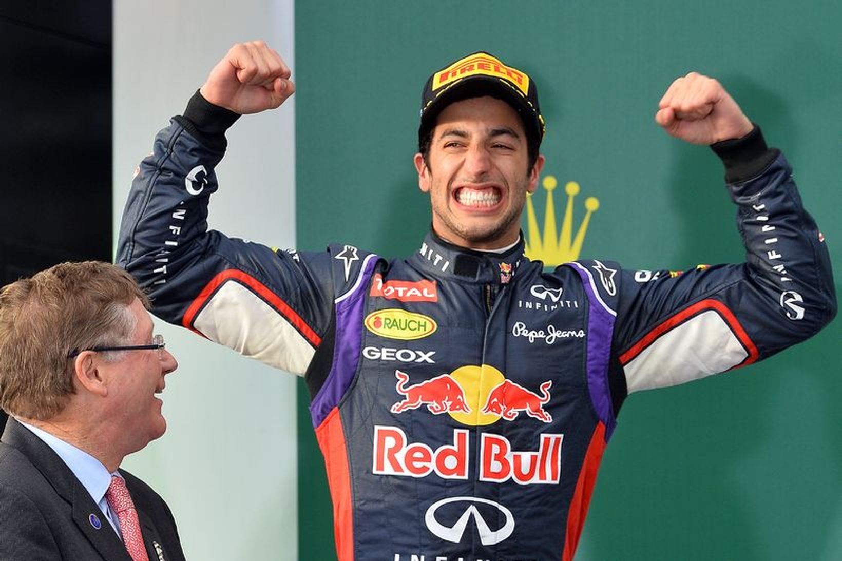 Daniel Ricciardo brosti breitt á sínum fyrsta verðlaunapalli í formúlu-1. …