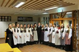 Stúlkurnar í 10. bekk mættu allar í þjóðbúningum á þorrablótið.