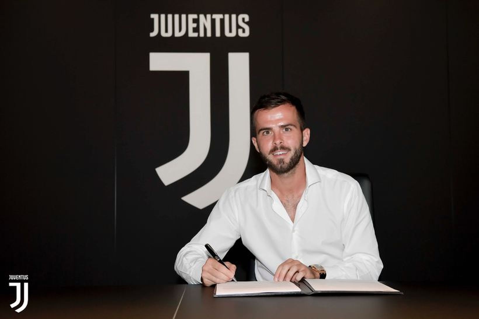 Miralem Pjanic skrifaði undir fimm ára samning við Juventus í …