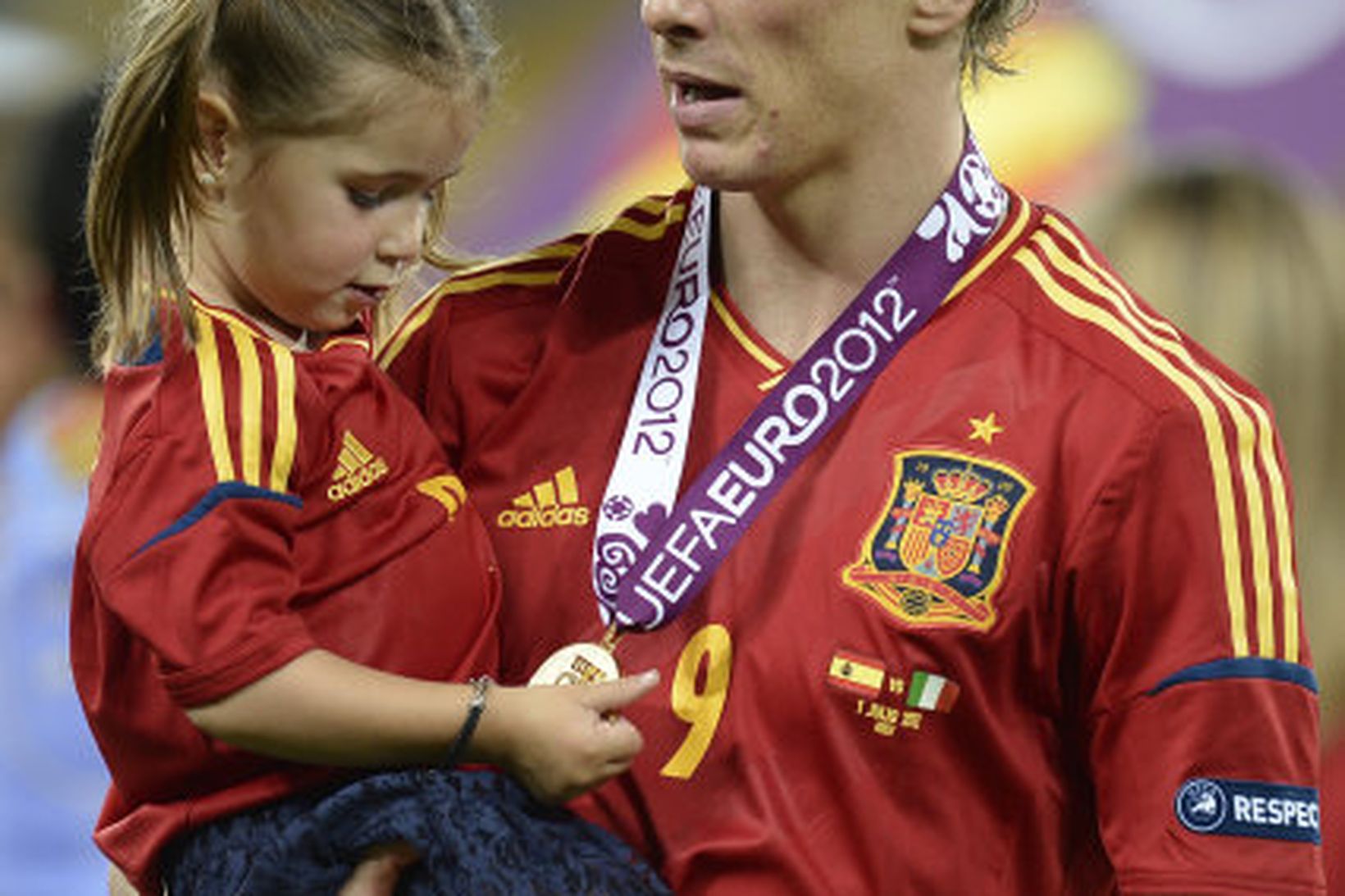 Markakóngurinn Fernando Torres með dóttur sinni, Nora.