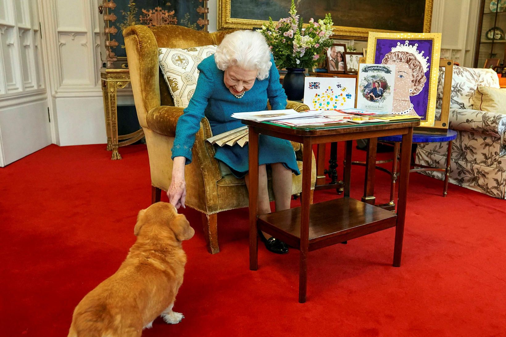 Elísabet Bretadrottning ásamt corgi-hundinum sínum Candy í janúar á þessu …