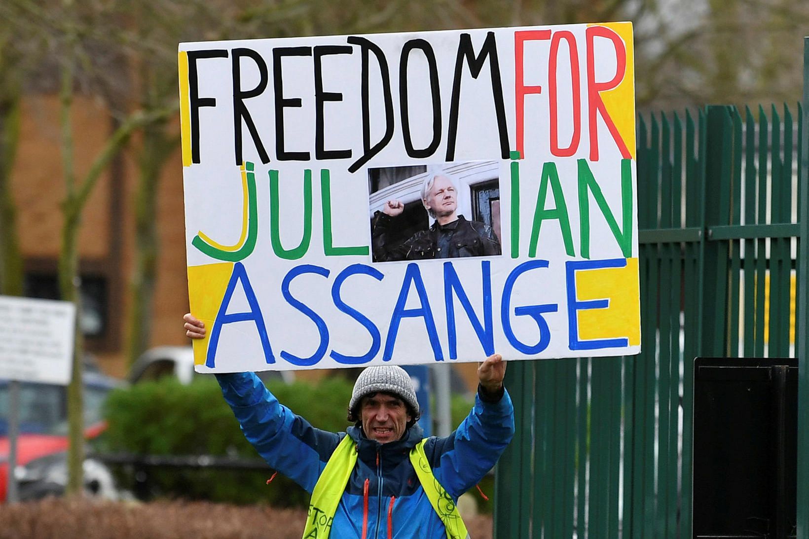 Lögmenn Assange lögðu fram kvörtun yfir þeirri meðferð sem hann …