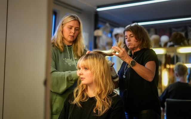 Una Torfadóttir í heldur betur góðum höndum fagmanna í sminkherberginu í Þjóðleikhúsinu.