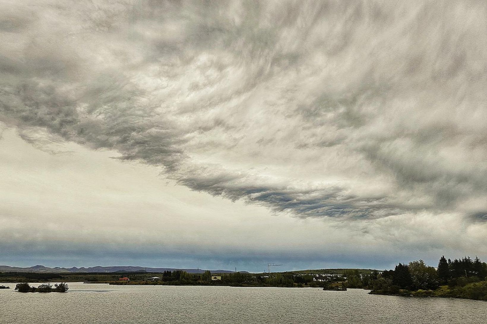 Horft yfir Elliðavatn í dag. Varað er við slæmu veðri …