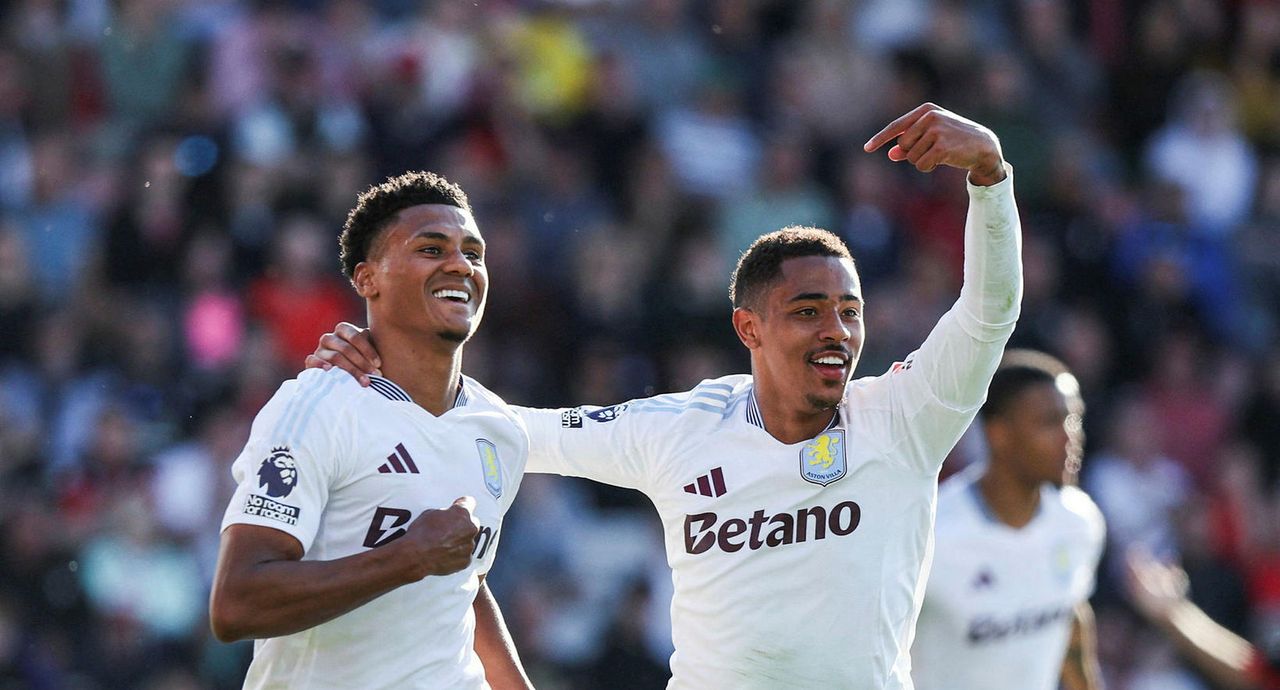 Ollie Watkins og Jacob Ramsey fagna marki fyrrnefnda.