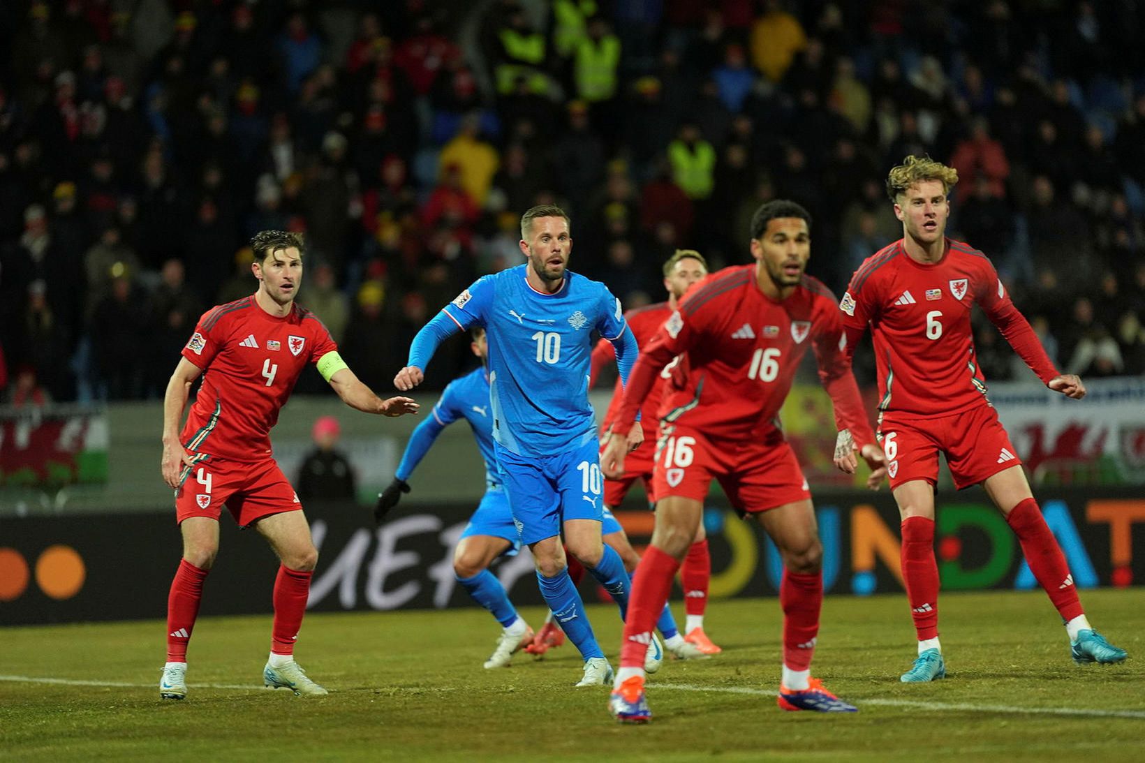 Gylfi Þór Sigurðsson í baráttunni við fjóra leikmenn Wales í …