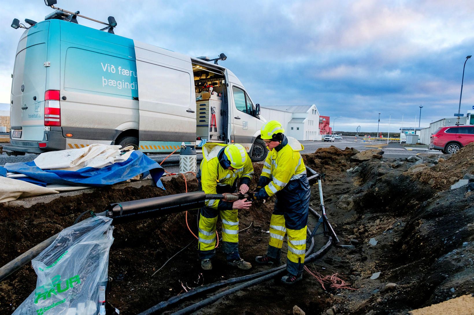 Viðgerðir á vatnslögnum og rafmagnslögnum hafa staðið yfir í Grindavík …