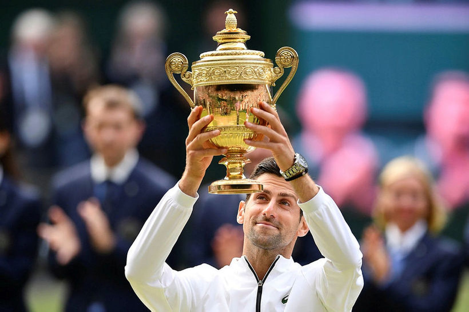 Novak Djokovic hampar bikarnum á loft eftir sigurinn á Wimbledon-mótinu …