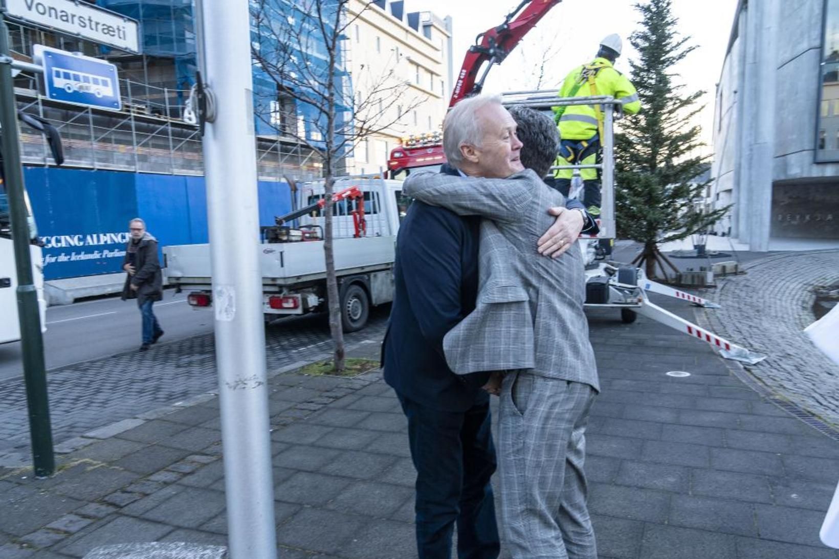 Dagur og Fannar féllust í faðma við athöfnina í dag.