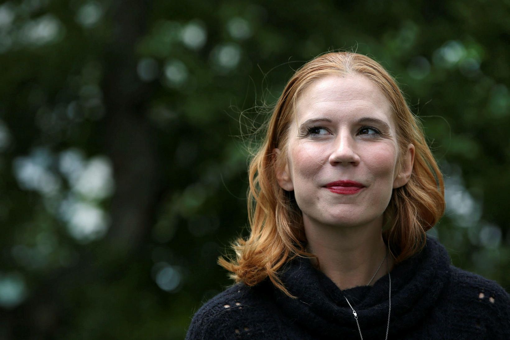 Júlía Margrét skrifaði bókina Dúkkuverksmiðjuna sem gerist í litlu þorpi …