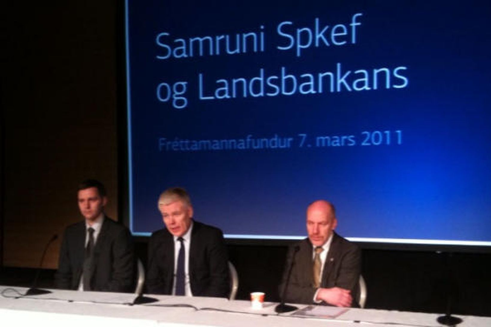 Samruni SpKef og Landsbankans var kynntur á blaðamannafundi í Reykjanesbæ …