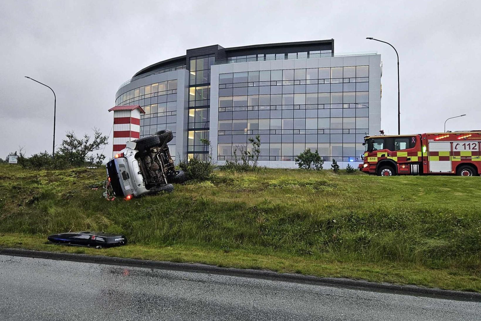 Ökumaðurinn var fluttur með sjúkrabifreið á bráðamóttöku.