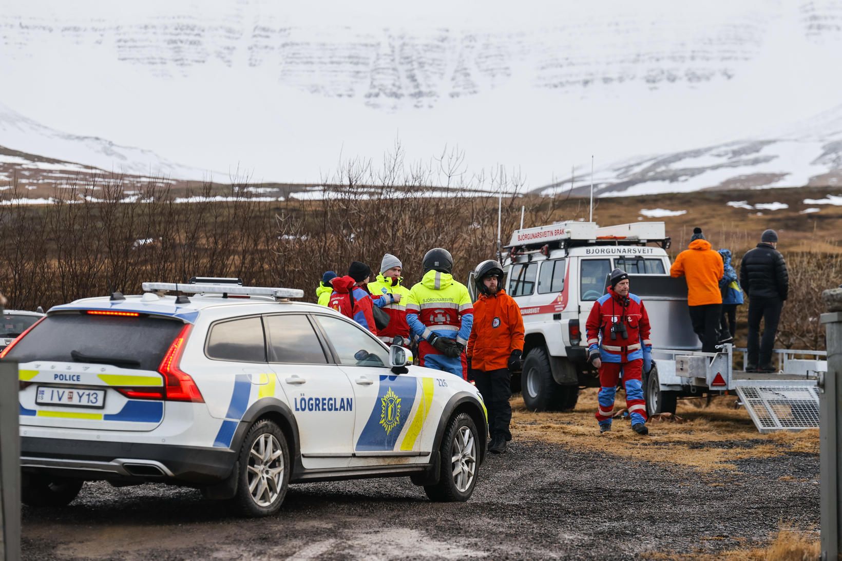 Björgunarsveitir og lögregla við Skessuhorn.