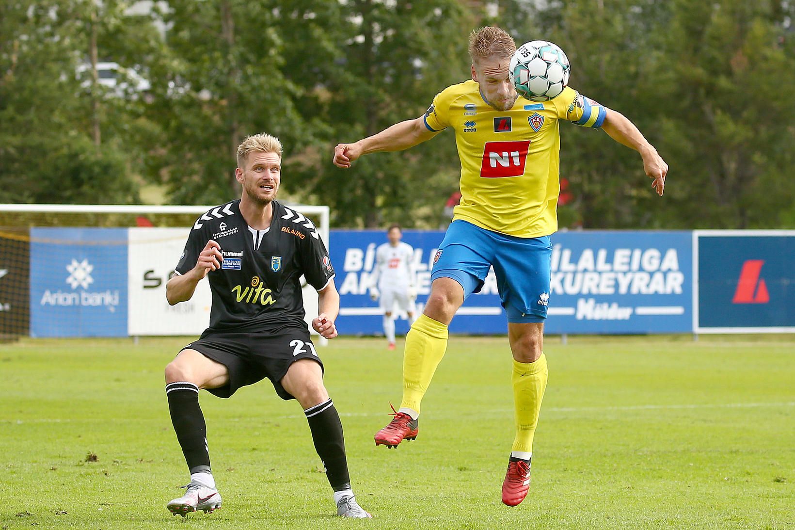 Almarr Ormarsson skallar boltann í leiknum í kvöld.