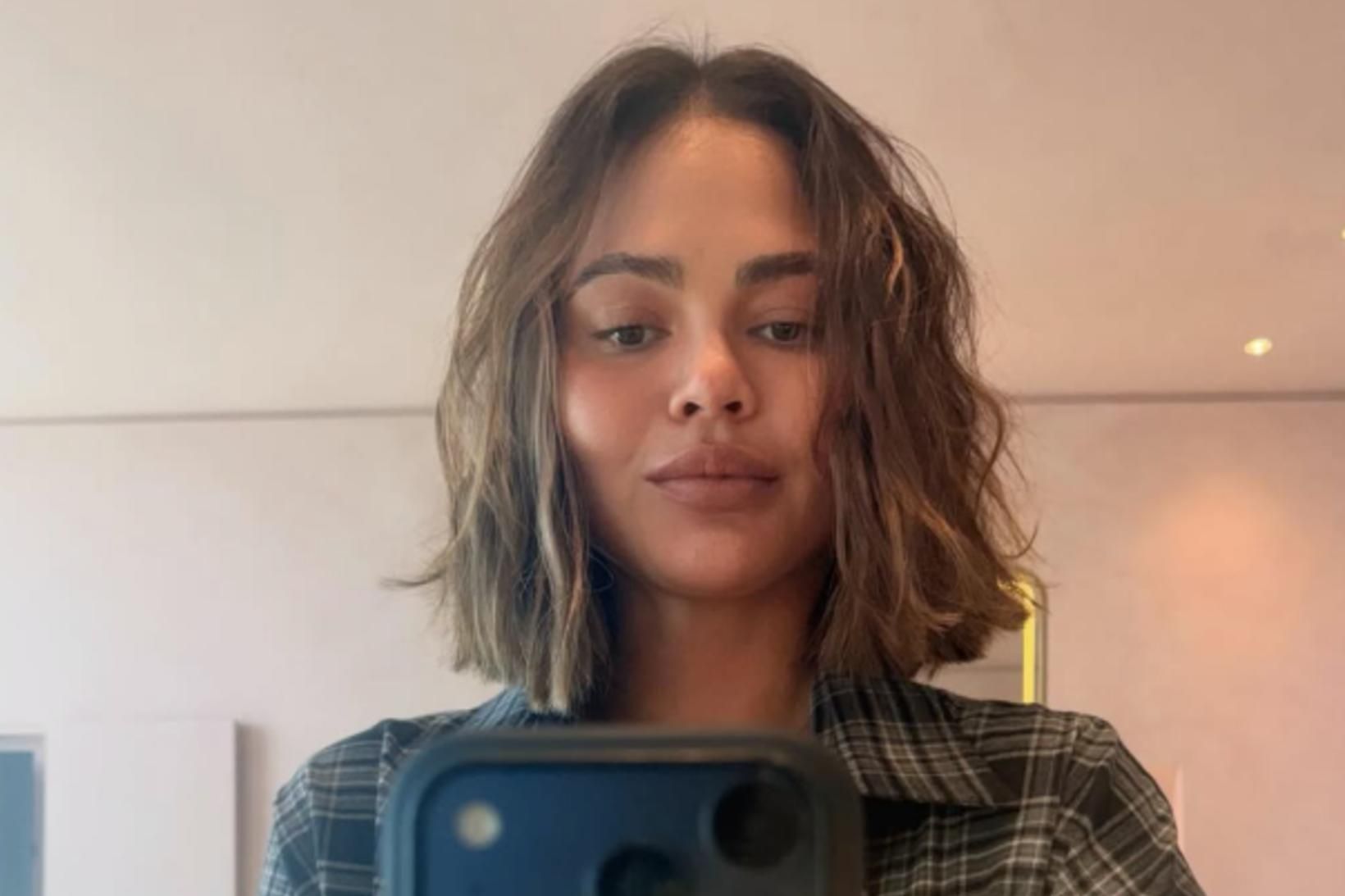 Kynþokkafull á ströndinni með nýja hárgreiðslu