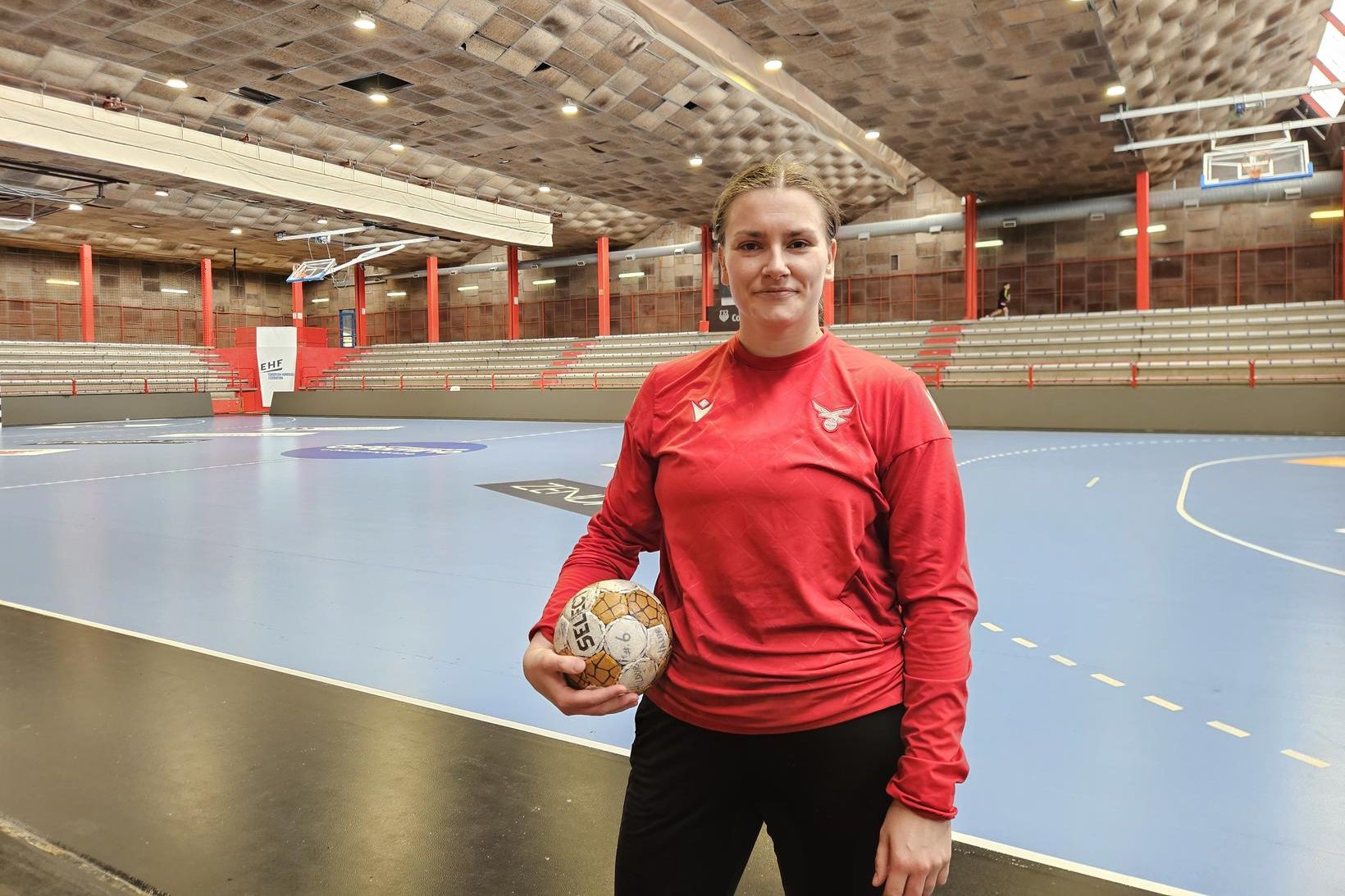 Hildur í keppnishöllinni á Spáni.