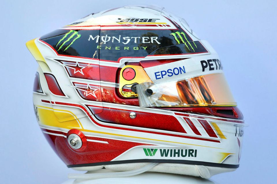 Hjálmur Lewis Hamiltons hjá Mercedes.
