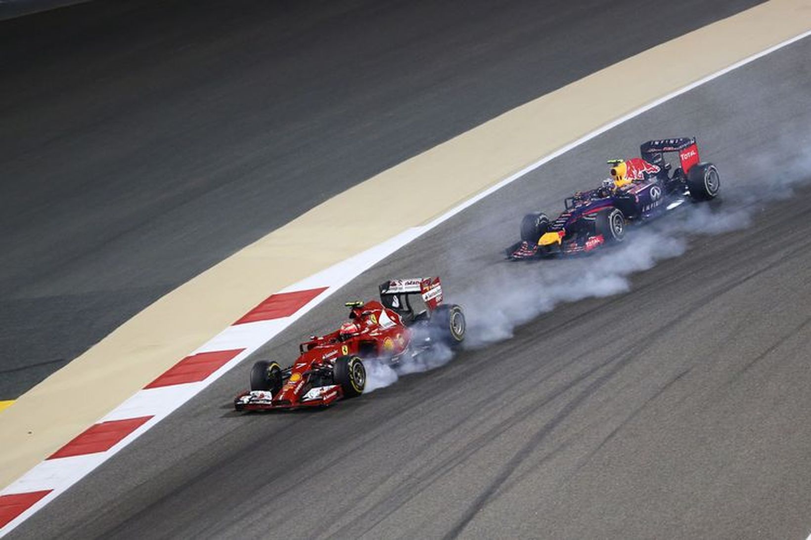 Kimi Räikkönen með Daniel Ricciardo í skottinu í Barein.