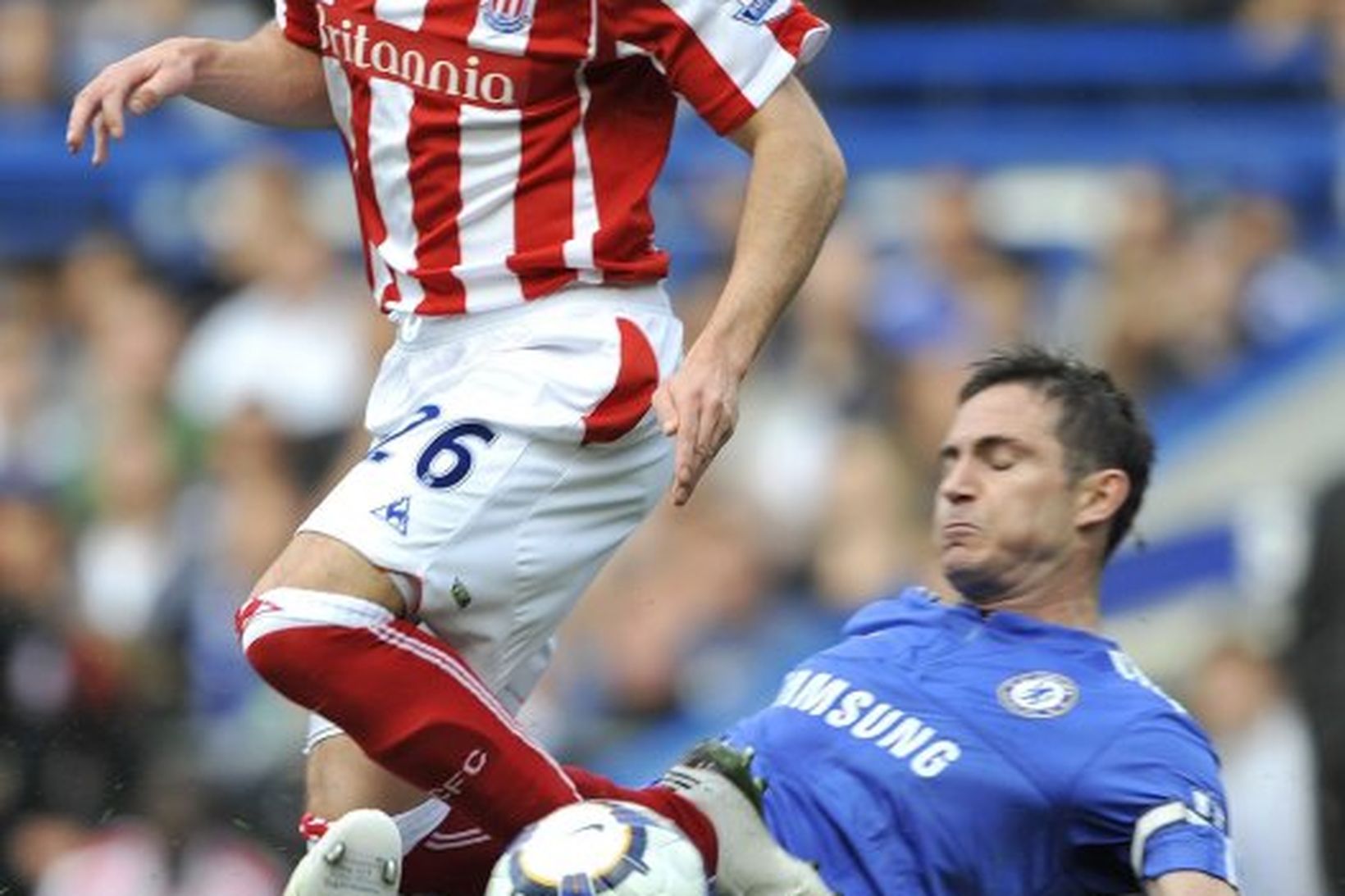 Frank Lampard og Matthew Etherington í baráttunni á Stamford Bridge …