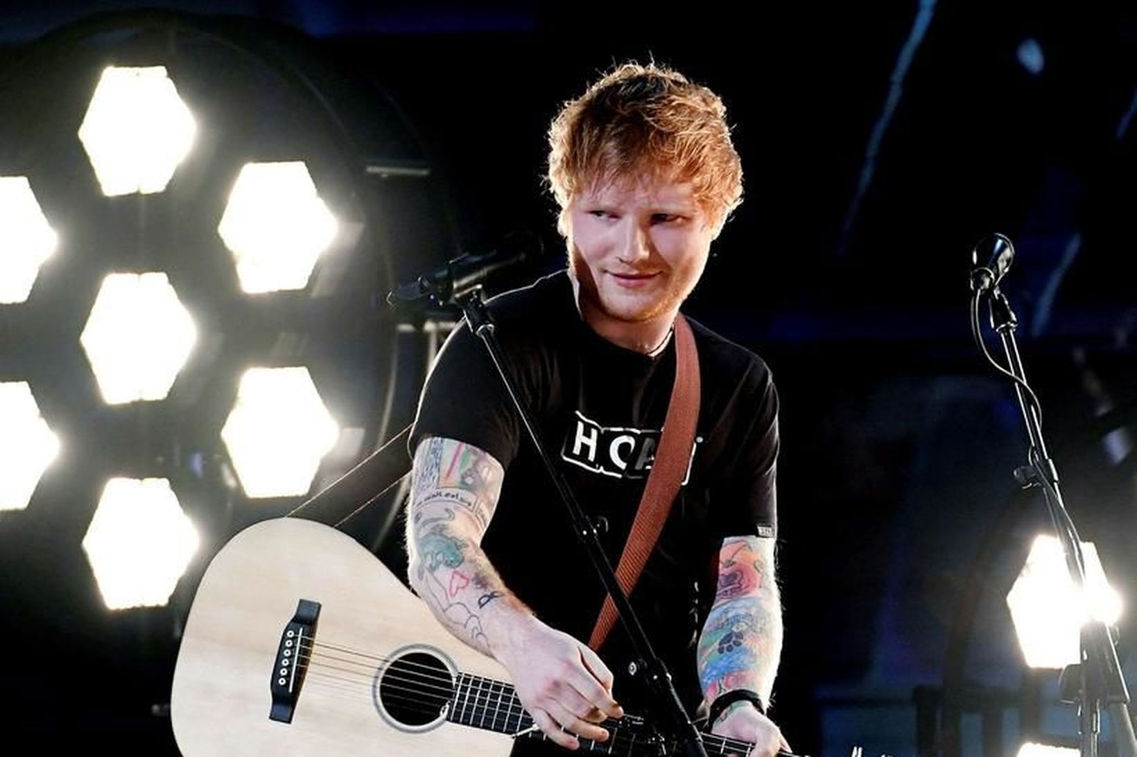 Ed Sheeran byrjar svo að spila kl. 21:00 og gert …