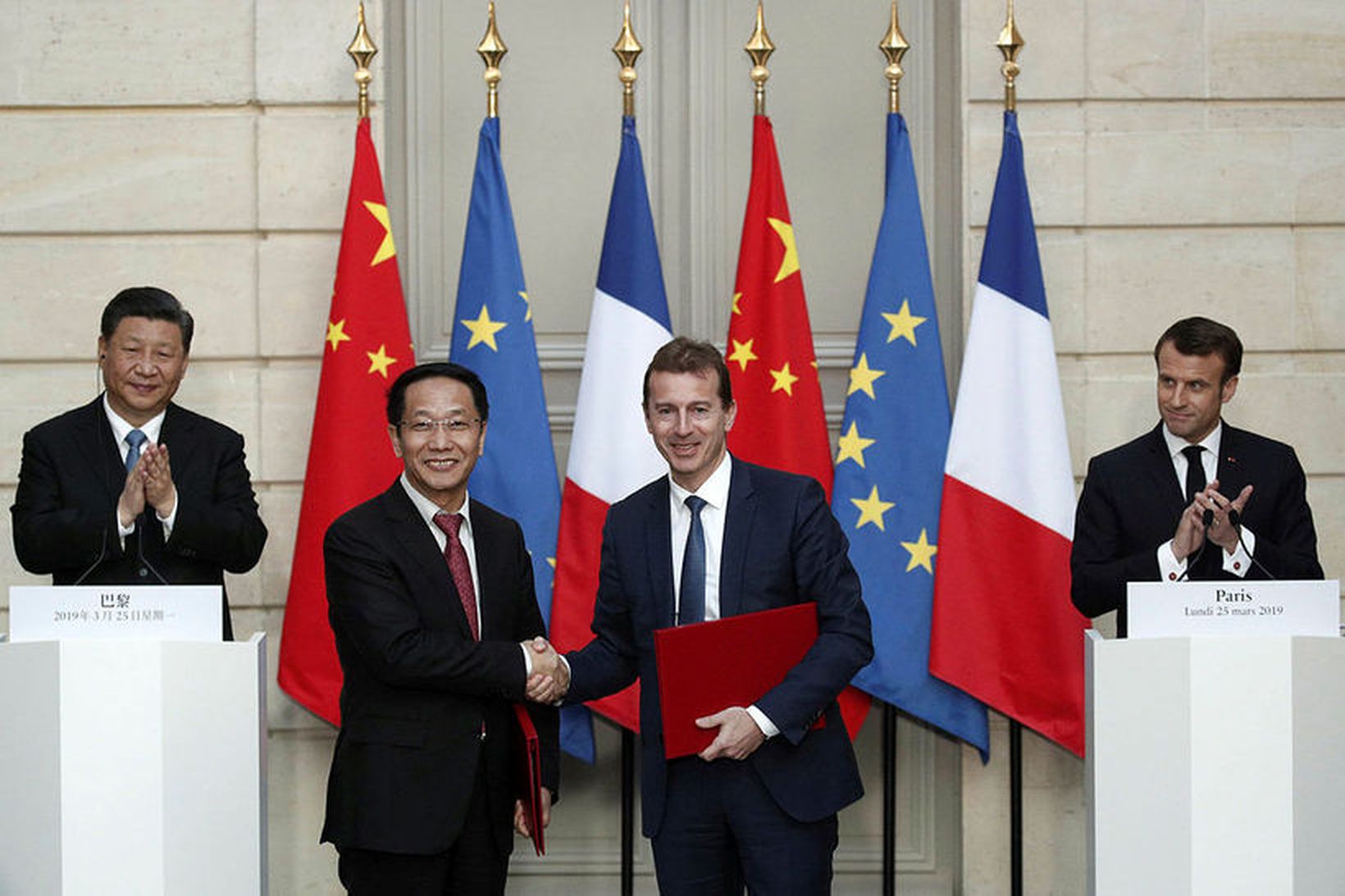 Xi Jinping og Emmanuel Macron fagna undirritun samninga en með …