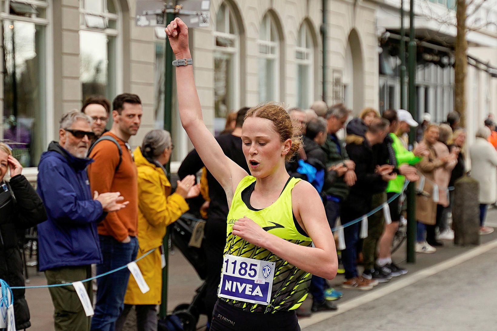 Andrea Kolbeinsdóttir fagnar eftir að hafa komið fyrst í mark.