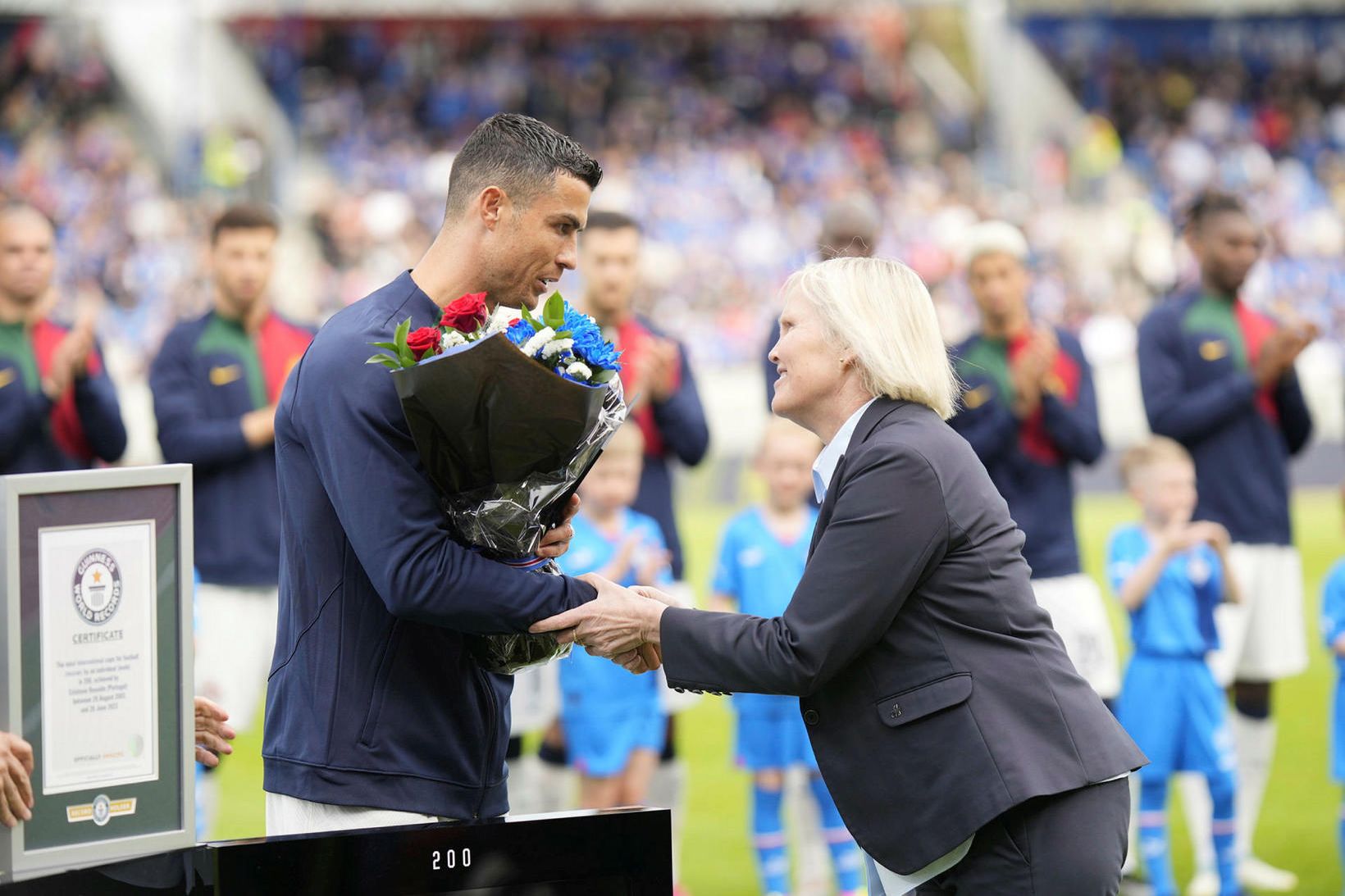 Vanda Sigurgeirsdóttir, formaður KSÍ, heiðrar Cristiano Ronaldo fyrir landsleik gærdagsins.