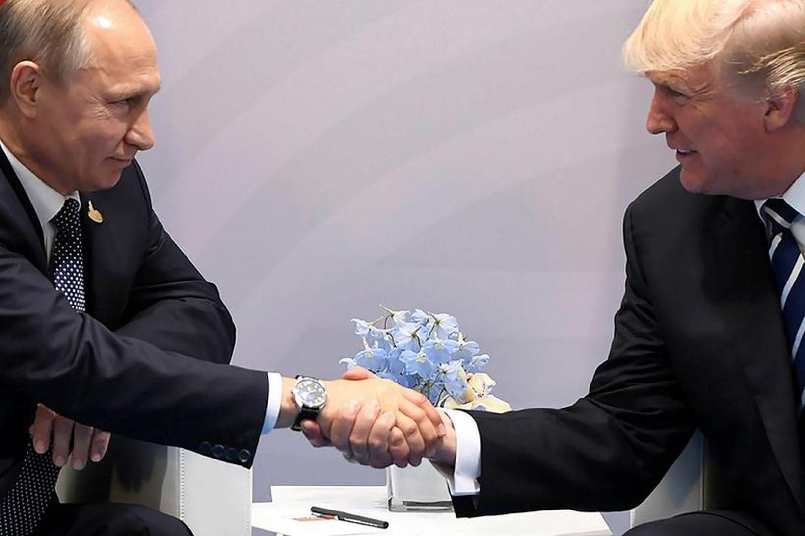 Pútín og Trump takast í hendur á hliðarlínum G20-fundarins sem …