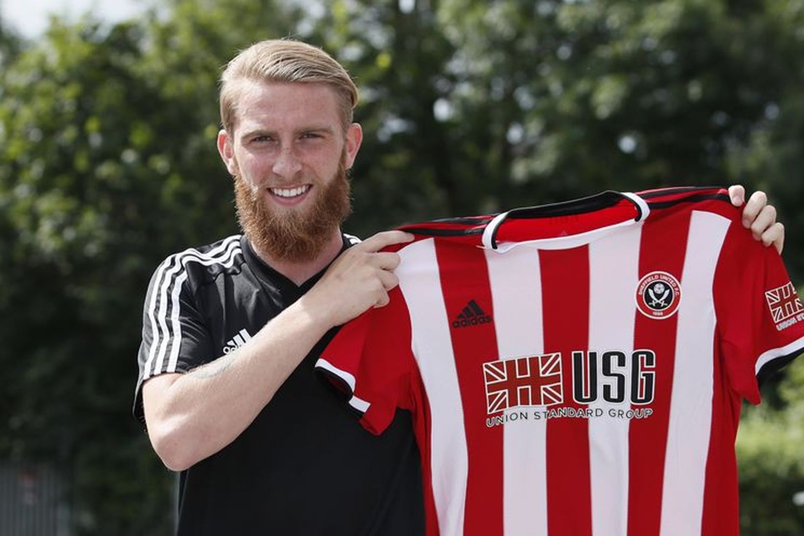 Oli McBurnie, dýrasti leikmaður Sheffield United, með treyju félagsins.