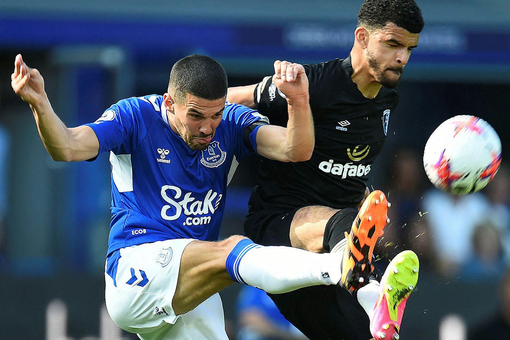 Conor Coady í baráttu við Dominic Solanke í leik Everton …